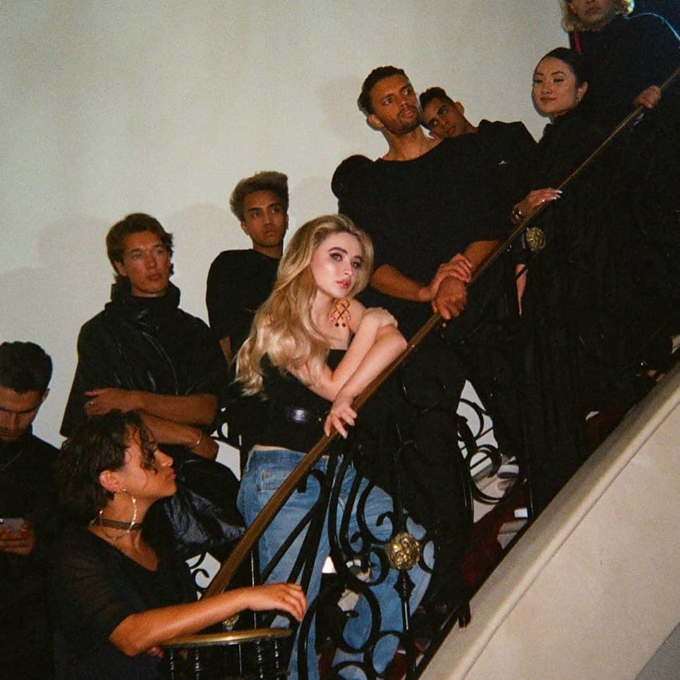 サブリナ・カーペンターのインスタグラム：「1 YEAR OF SINGULAR ACT 1 the start of an album that will forever be important to me.  with how fun this was imagine how wild the next one will be ♡ thank you for continuing to breathe life into her (it’s a she) every single day. it means more than u know.  Ps I’m still sorry Mona Lisa’s so short. Here’s my formal apology. I love you guys.」