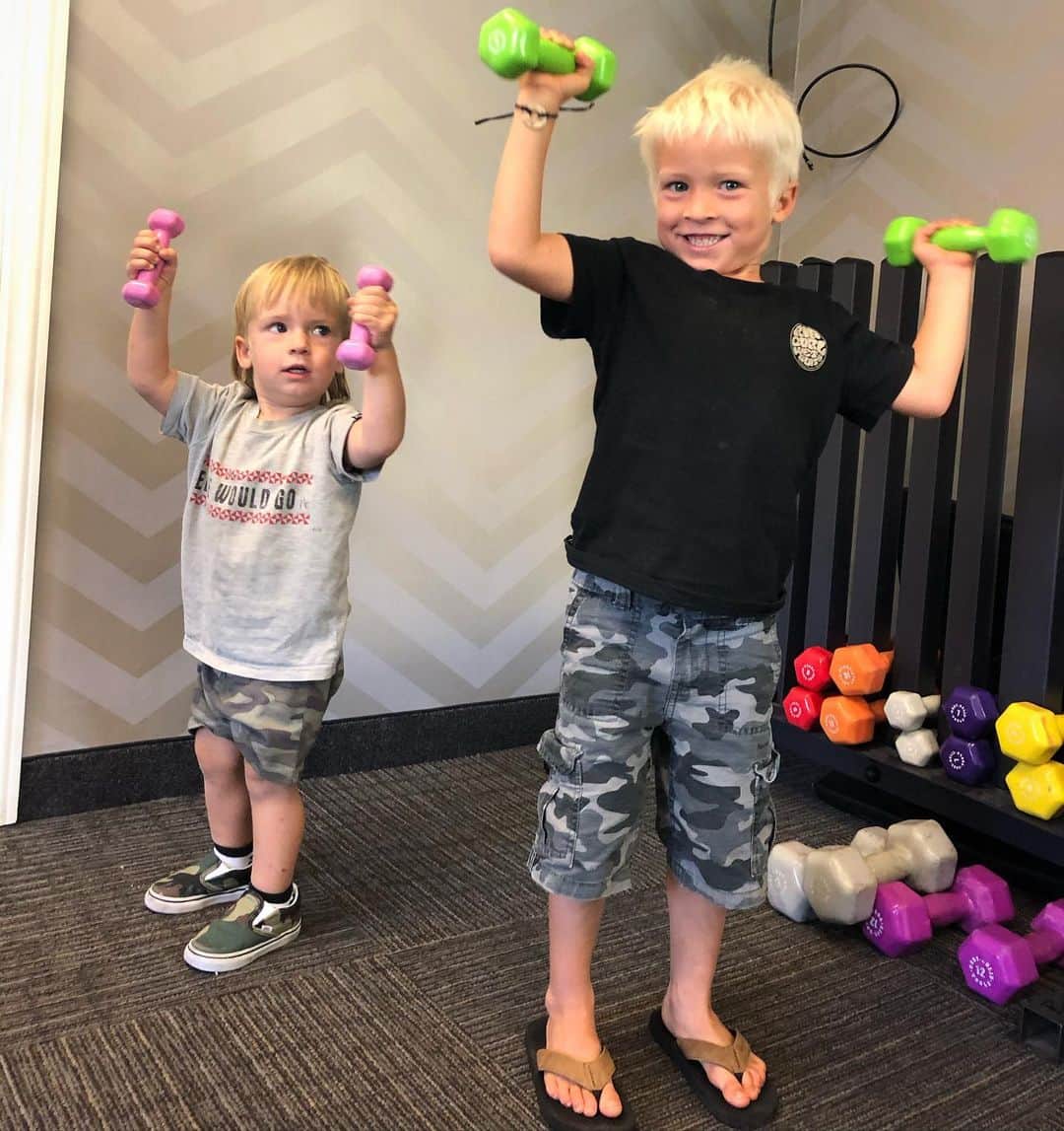 のインスタグラム：「Mini gym buddies!!! They sure get creative in the gym with toys and treadmills. Surprised we don’t get the boot more often. Family life♥️ Stay motivate in your goals and connected with those you love!!!」