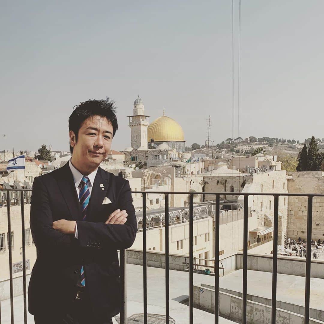 高島宗一郎のインスタグラム：「24年ぶりに聖地へ。イスラエルとスタートアップ連携。 #Jerusalem#福岡市長 #高島宗一郎 #嘆きの壁#岩のドーム #聖地#イスラエル #エルサレム」