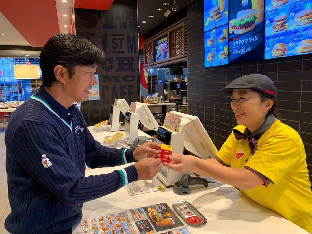 深堀圭一郎さんのインスタグラム写真 - (深堀圭一郎Instagram)「今日は「マックハッピーデー」  重い病気と闘う子供のそばで家族が寄り添えるために、今日は朝マックハッピーセットを食べました。  今日はハッピーセットを買うと50円がドナルド・マクドナルド・ハウスに寄付されるマックハッピーデー。  少し前にもらったミニ募金箱をお店に届けました。  この支援の輪が広がることを願って。  #深堀圭一郎 #ドナルドマクドナルドハウス #マックハッピーデー #ハッピーセット」11月10日 7時02分 - keiichirofukabori