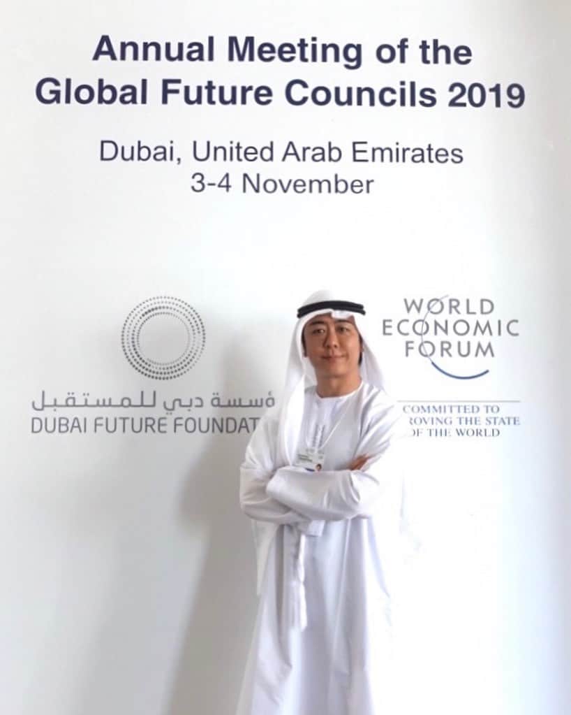 のインスタグラム：「郷に入っては郷に従え　#ドバイ#worldeconomicforum #dubai  #低炭素 #carbonneutral #インクルーシブ #inclusive #高島宗一郎　#福岡市長」