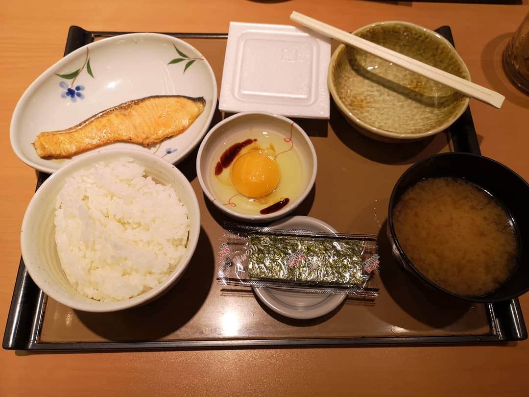 なだぎ武さんのインスタグラム写真 - (なだぎ武Instagram)「なぜかやよい軒で朝ごはんを食べることに…  #やよい軒」11月10日 7時11分 - nadagigigi