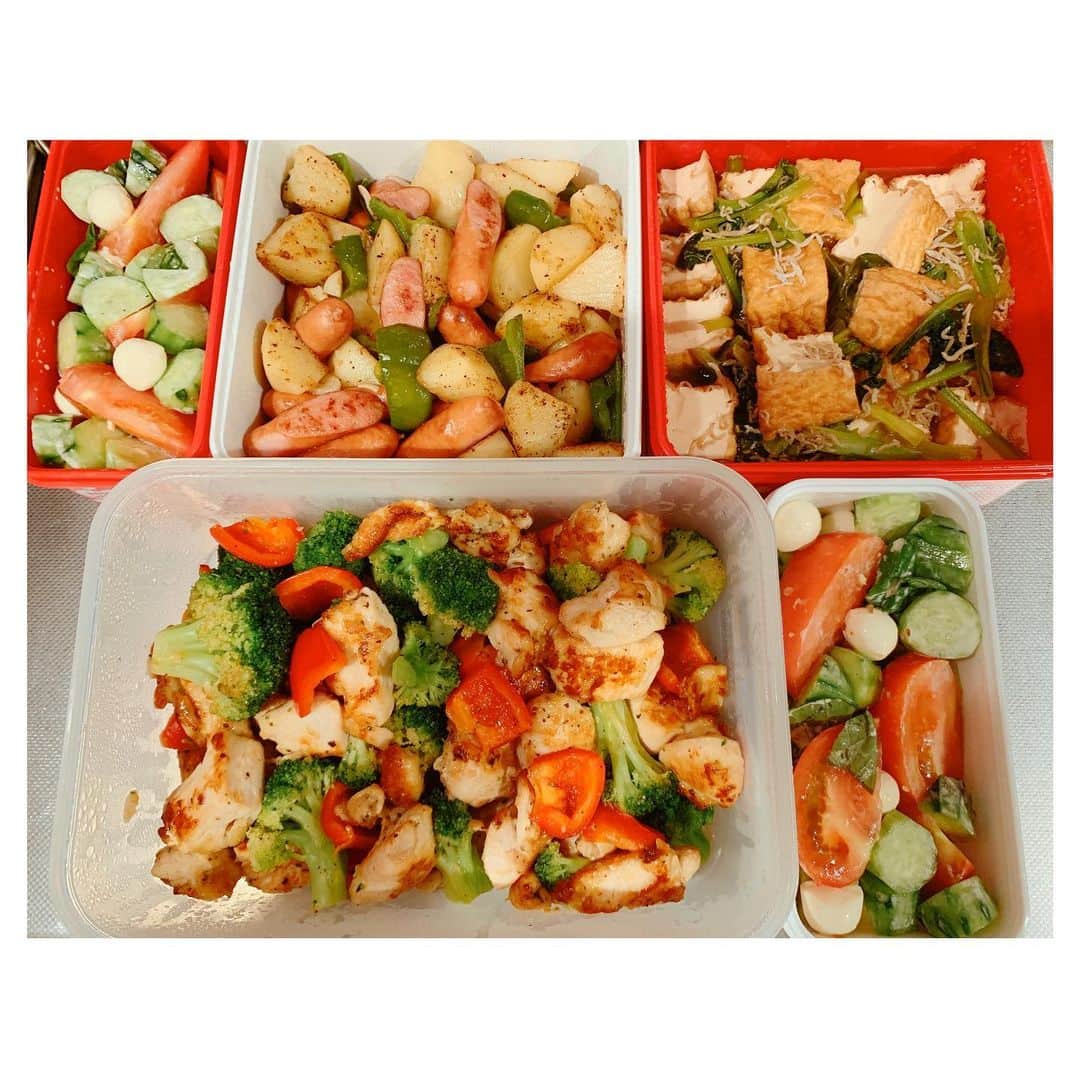 梅田えりかのインスタグラム：「野菜中心の🥦作り置き。 さて野菜は何種類あるでしょー？  #野菜 #おうちごはん #料理 #作り置き #手料理 #レシピ #料理写真 #クッキング #クッキングラム #vegetables #yummy #lunch #yummy」