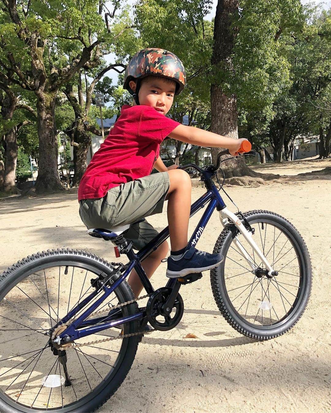 大西宏明のインスタグラム：「今更ながら今年の誕生日プレゼント🎁🚲 6歳幼稚園児！だいたい周りの友達18インチの🚲  将之助  まさかの22インチっっ😧  #とりあえず #デカい #息子 #6歳 #バースデープレゼント #自転車 #22インチ #ヨツバサイクル #颯爽に乗り回す #娘 #4歳 #コマ付きで #トロトロ #子供自転車 #高ない⁉︎ 😲 #happybirthday  #9月の写真 #smile #ほなっ！！」