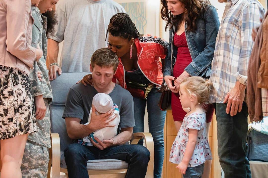シャノーラ・ハンプトンのインスタグラム：「See us bring another life into our Shameless world! TOMORROW NIGHT! @shameless #SEASON10 premiere ONLY on @showtime」