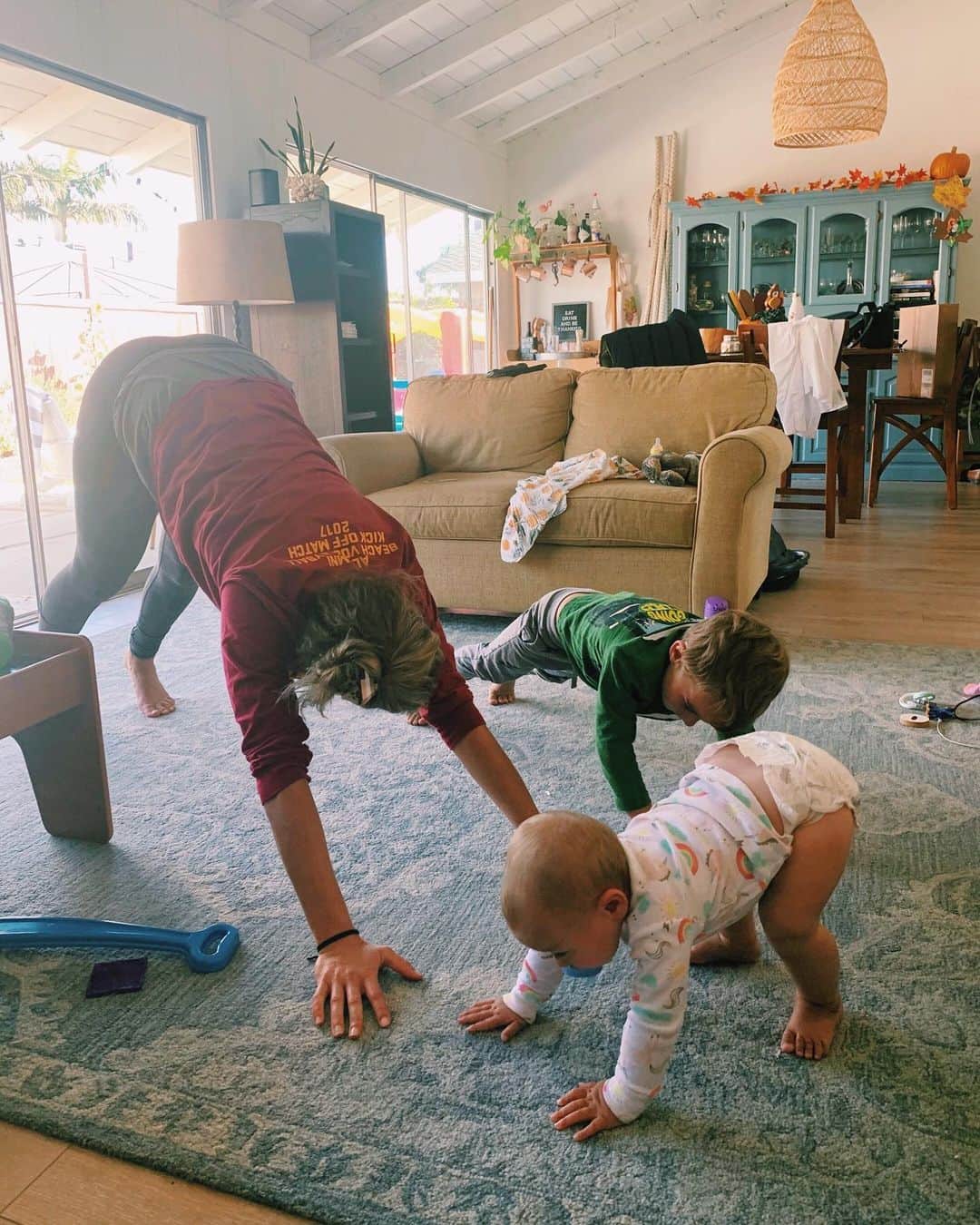 エイプリル・ロスのインスタグラム：「A little Saturday morning yoga warm up sesh with my faves before heading off to get my butt kicked at bikram 🙌🏼❤️🤗 ⠀⠀ Hope you’re all having a great weekend ☀️🍂🌊🏔and getting something good for yourself in there somewhere! 🥬🥑🧘🏼‍♀️🏋🏼‍♀️ ⠀⠀ Would love to know what your healthy weekend habits are!?! 📝⤵️🙏🏼」