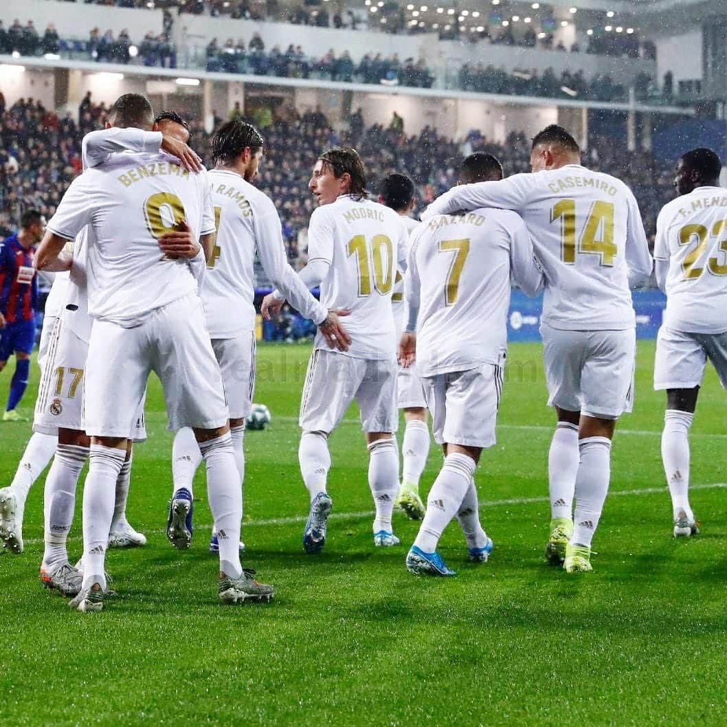 エデン・アザールさんのインスタグラム写真 - (エデン・アザールInstagram)「Great win in the rain! Well played my friends! ⚪💪🏼 #HalaMadrid  Belle victoire sous la pluie! 🌧️ Bien joué mes amis 😉👊🏼」11月10日 7時40分 - hazardeden_10