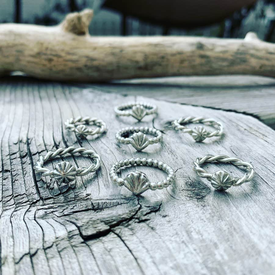 the_thebonz20さんのインスタグラム写真 - (the_thebonz20Instagram)「sterling silver concho ring⚒  コンチョは銀を溶かすところから手作りでインディアンジュエリーの技法でひとつひとつ丁寧な仕上げてます💍  あとイベントまで1週間 @mybeachjp  クリスマスにペアリングなんてオススメです💑  #コンチョリング#コンチョ#ナバホ族#インディアンジュエリー#ナバホ#ナバホジュエリー#彫金#ハンドメイド#ツイストリング#ボールリング#シルバーアクセサリー#シルバーリング#silver950」11月10日 7時57分 - thebonz20