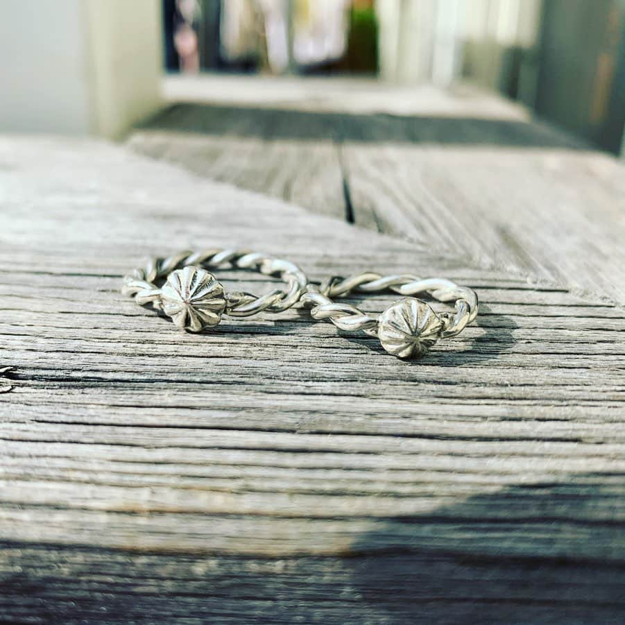 the_thebonz20さんのインスタグラム写真 - (the_thebonz20Instagram)「sterling silver concho ring⚒  コンチョは銀を溶かすところから手作りでインディアンジュエリーの技法でひとつひとつ丁寧な仕上げてます💍  あとイベントまで1週間 @mybeachjp  クリスマスにペアリングなんてオススメです💑  #コンチョリング#コンチョ#ナバホ族#インディアンジュエリー#ナバホ#ナバホジュエリー#彫金#ハンドメイド#ツイストリング#ボールリング#シルバーアクセサリー#シルバーリング#silver950」11月10日 7時57分 - thebonz20