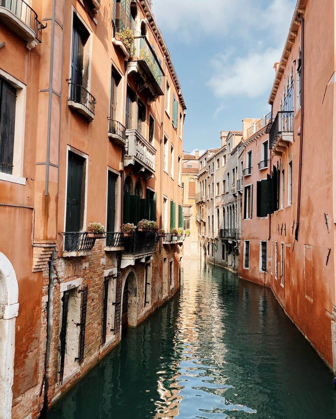 ジュリー・サリニャーナさんのインスタグラム写真 - (ジュリー・サリニャーナInstagram)「Ciao Venezia! Ready for gondola rides, pasta, wine & @mrselfportrait for the weekend! 🎭🍷💕 #SelfPortraitAffair」11月10日 8時09分 - sincerelyjules