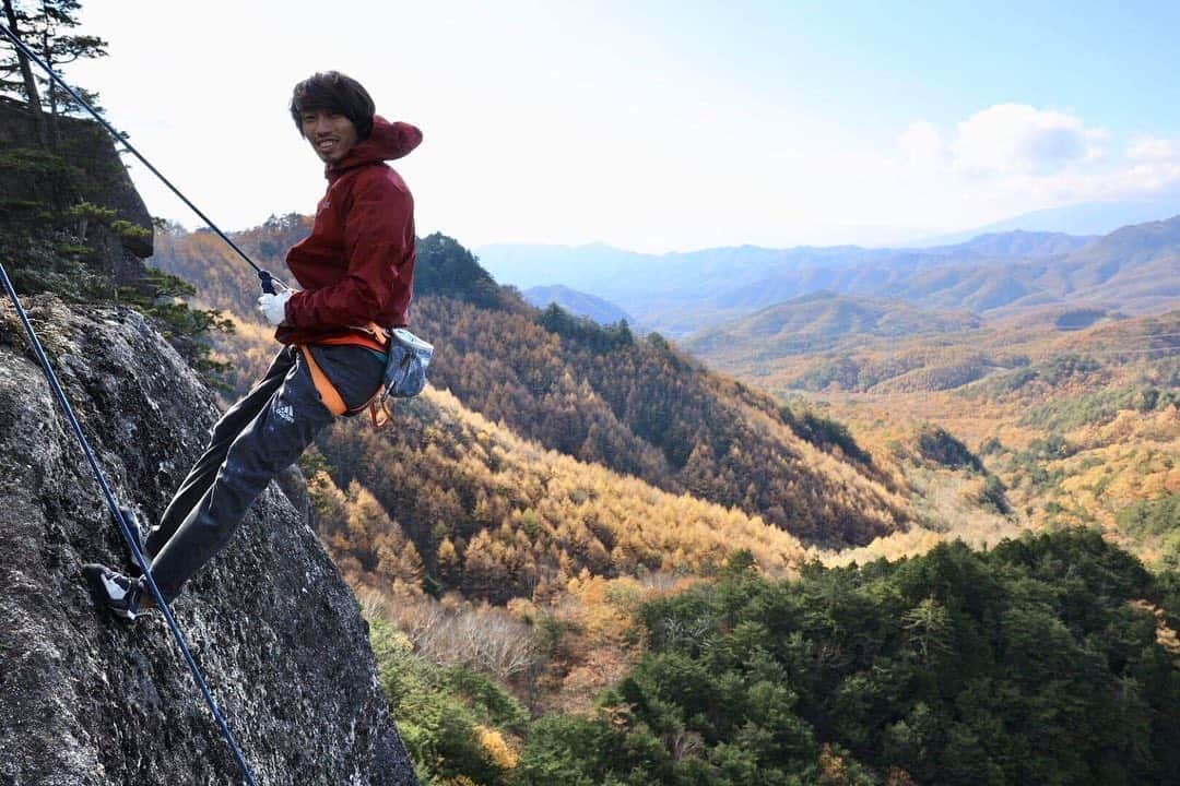 安間佐千さんのインスタグラム写真 - (安間佐千Instagram)「On shooting in Mizugaki, I managed to climb “Critical Path”5.12c R, “Hard Knock Life”5.13a/b R and “Ureino-o-“5.13a RX.  不動沢での撮影では、クリティカルパス 5.12c R、ハードノックライフ 5.13a/b R、愁いの王 5.13a RXを登ることができた。  It was my first time to try such a risky routes. It was scary but I could enjoy the moment intensely even after rehearsal by top rope. Thanks a lot for Tokio Muroi for developing and keeping those crazy routes completely natural!  今回はどのルートもトップロープでのシュミレーションを行ったが、それでも恐怖を十分に感じるし、その瞬間の強烈な体験を豊かに楽しむことも出来た。これまで避けてきたボールドなトラッドだが、その味わいを知り、これからのクライミングが楽しみである。  My partner Yu Okumura 18 years old just started trad climbing this year and he climbed “Critical Path”and “Kirinonakade”5.13a! Can’t wait to see his growth.  今回のパートナーであった奥村優くんは、つい先日トラッドを始めたばかりなのにも関わらず、”クリティカルパス”や”霧の中で” 5.13aを登った。若干18歳という若さで、クライミングの奥行きを体験する彼の今後がとても楽しみである。  @petzl_official  @adidasterrex  @fiveten_official  #アルテリア #瑞牆山  #不動沢  #トラッドクライミング  #tradclimbing」11月10日 8時03分 - sachiamma