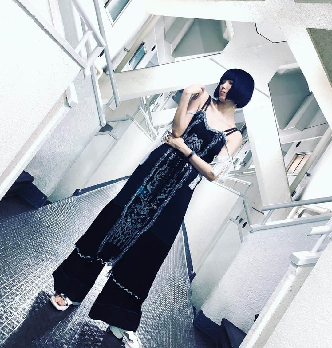 水野しずのインスタグラム：「rurumu2020ss 才能丸出し💡誰でも分かる✌️ 思想や哲学が高純度で編み込まれているのに父性特権(社会的な権威主義に基づいた価値判断基準)を一切纏っていないところも何気に素晴らしい。デザイナーズブランドはちょっと怖いけどrurumuなら受注できるという人もけっこういる気がします。 ファッションに対話を拒絶する自我・孤独を救済する力があり素晴らしい。  ブランドの立ち上げから2年くらいって特にデザイナーの個人的な思念とかもう言ってしまえば自分が生存する為に服を作るしかなかったこの世界への執念が強く反映された服が多い気がするからグッときてしまう🌃🌹 #rurumu #rurumu2020ss」
