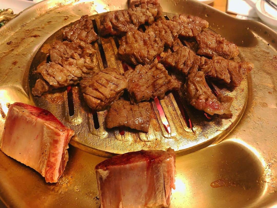 カン・ハンナのインスタグラム：「.﻿ ﻿ ﻿ 《ハンナの韓国おすすめスポット》﻿ ﻿ ﻿ 🏠三元ガーデン本店(サモンガドゥン) ﻿ ﻿ ﻿ ソウルで1番有名な高級焼肉店ですが、ここの味付けカルビ(ヤンニョムカルビ)は、本当に美味しいので一度は食べてみてほしいです☺️ ﻿ ﻿ ﻿ 私も子供の時から家族でよく行ってましたが、この間久しぶりに行ったら変わらない味にまた感動しました💗﻿ ﻿ ﻿ ブルコキと味噌チケも美味しいですし、ランチも良いですよん🙂 もしソウルに行った時に少し贅沢な気分を味わいたい方々には一押しです。﻿ ﻿ ﻿ ﻿ ﻿ ﻿ #ソウルおすすめ　﻿ #ソウルグルメ﻿ #三元ガーデン﻿ #焼肉 #カルビ #ブルコキ﻿ #昔ながらの老舗　﻿ ﻿ ﻿ ﻿」