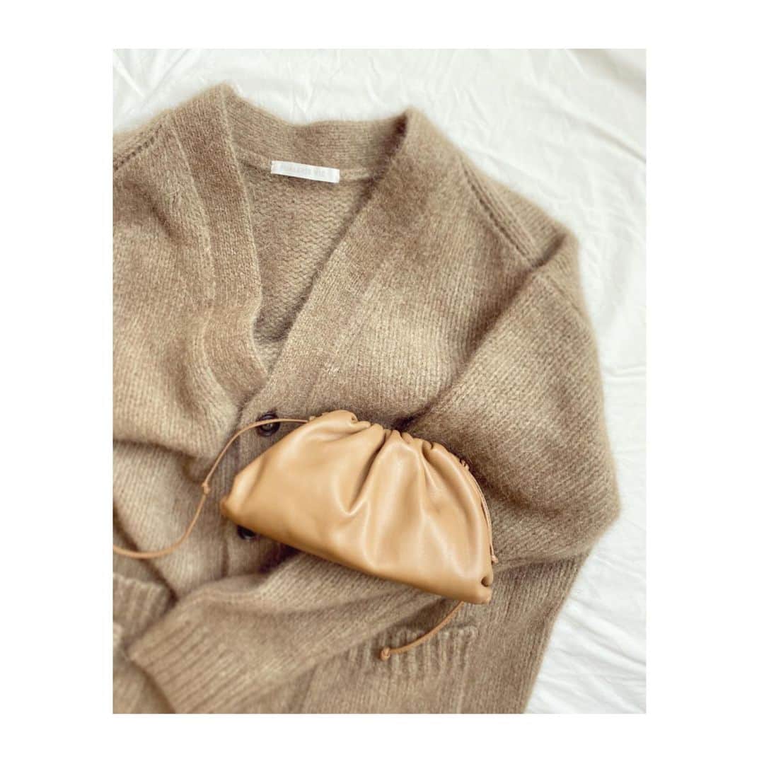 のインスタグラム：「gm🔆  New in♡ 今季はカーディガンが気になる！ これものすごく暖かい😊 斜め掛けバックもヘビロテ間違いない✨ * #galerievie #bottegaveneta #fashion #Bag #cardigan #ママコーデ #ギャルリーヴィー #ボッテガヴェネタ」