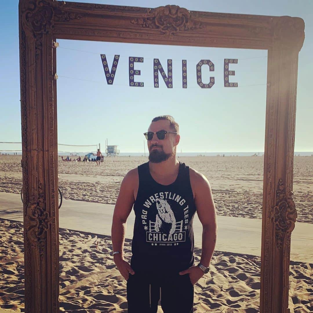 マーティ・スカルのインスタグラム：「Pro Wrestling Tees X Venice Beach  #villain ☔️」