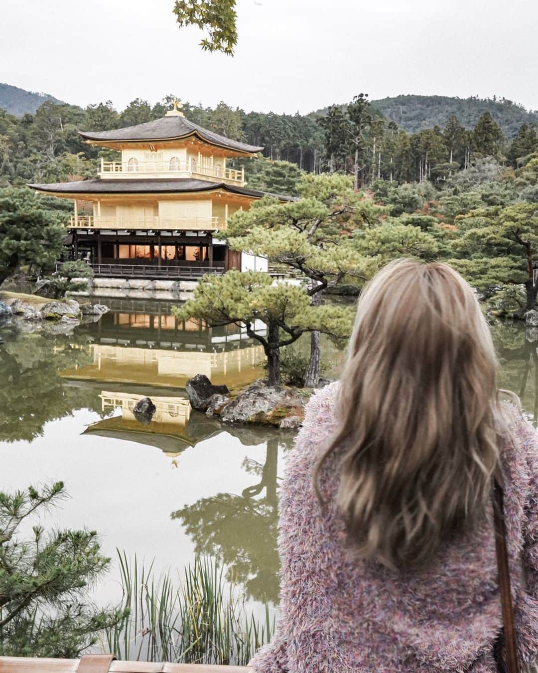 Manamiのインスタグラム：「📍金閣寺✨🏯 10年ぶりかな、金閣寺😳 ㅤ 今回ベタなところしか行ってないけど やっぱり京都は素敵だった❤️❤️❤️ 教えてもらったところ全然行けなかったから、 またリベンジしたい🥺✨ 沖縄以外の日本のpostは珍しくて変な感じだけど 新鮮な気持ちでした😬✨🌿 コメントはまた後ほど全部お返しします☺️❤️」