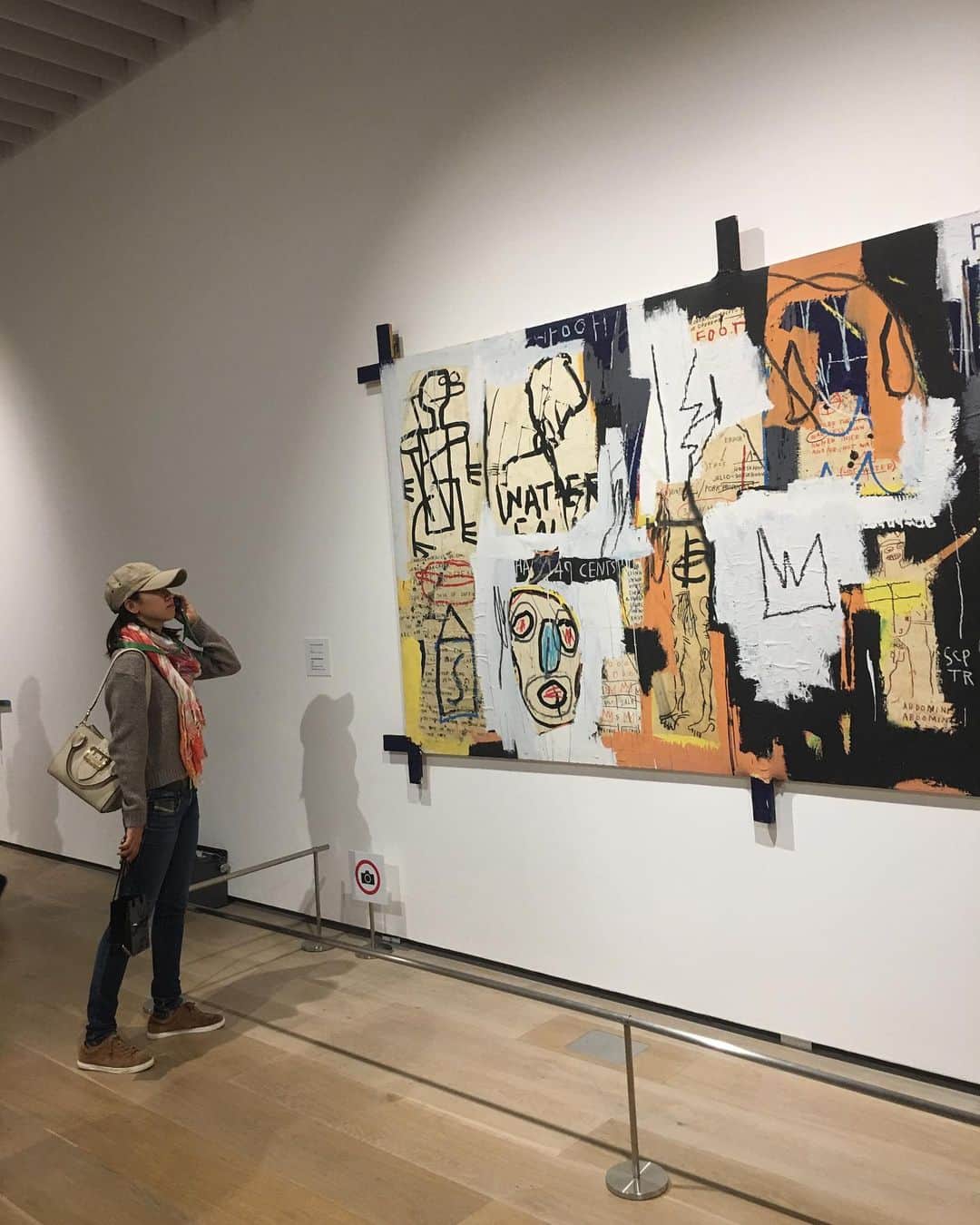 桒原えりかさんのインスタグラム写真 - (桒原えりかInstagram)「電話してるんじゃないよ。 ガイダンス聞いてるんだよ👂 ガイダンス借りるのオススメ🙌 . . . #バスキア #basquiat #art #jeanmichelbasquiat」11月10日 9時14分 - erica._.k89