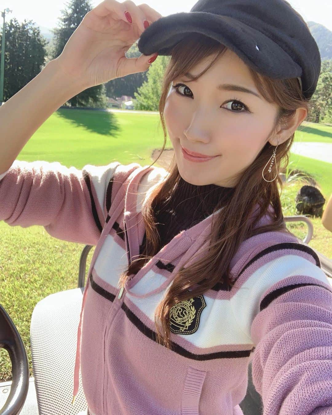美波千夏さんのインスタグラム写真 - (美波千夏Instagram)「スカイハイメンバーで行ったゴルフの時に着てた @riendasuelta_golf のウェア⛳️💓上下セットで着ると可愛い〜🤤💕肌触りもふわふわで着心地👌 一緒にラウンドした子達にも大好評で、早速買ってくれたみたいで🥺💓ゴルフアパレルの中でリエンダはリーズナブルだしすごくオススメ💓」11月10日 9時15分 - chinatsu_minami