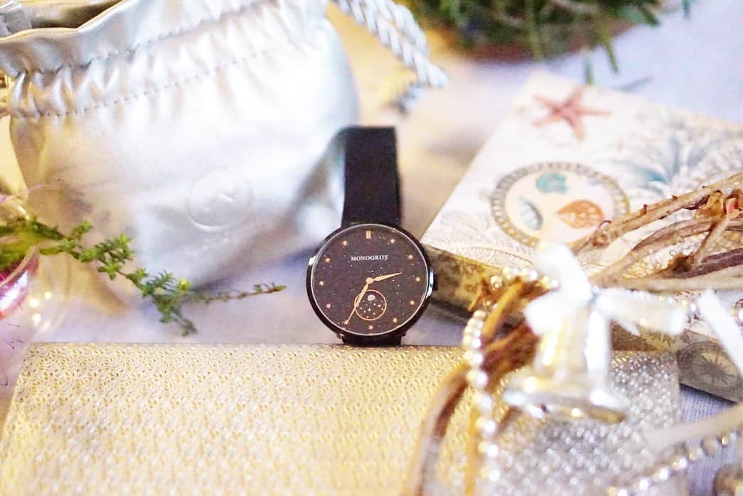 amiさんのインスタグラム写真 - (amiInstagram)「． Favorite watches ． この時期にぴったりの時計は @monogriis_jp さんの♡ ． 今回はブラックにしてみました♡ ． 角度によって輝きが変わるので キラキラしていてとっても 綺麗なんです😊❤️ ． ． サイズもワンタッチで 変えられて便利です♡ ． ． #monogriis#モノグリース#クリスマスツリー#クリスマス#ツリー#時計#プレゼント#お気に入り#時計コレクション#時計好き#ピンクゴールド ．」11月10日 9時20分 - amikuma1219