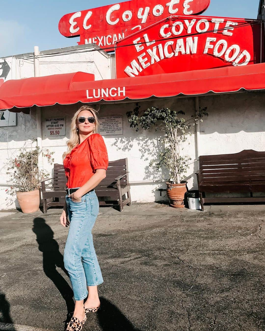 クリスティ・ルーカジアックさんのインスタグラム写真 - (クリスティ・ルーカジアックInstagram)「Waiting on Rick Dalton and Cliff Booth. We have an important business lunch scheduled. #OnceUponATimeInHollywood #ElCoyote #BestMargaritas 🥑 ⠀ ⠀ I loved this movie 🎥 Anyone else? What’s your favorite movie featuring Hollywood?? 🎬 (Also, check out my stories for a little true crime history of this restaurant)」11月10日 9時29分 - christilukasiak