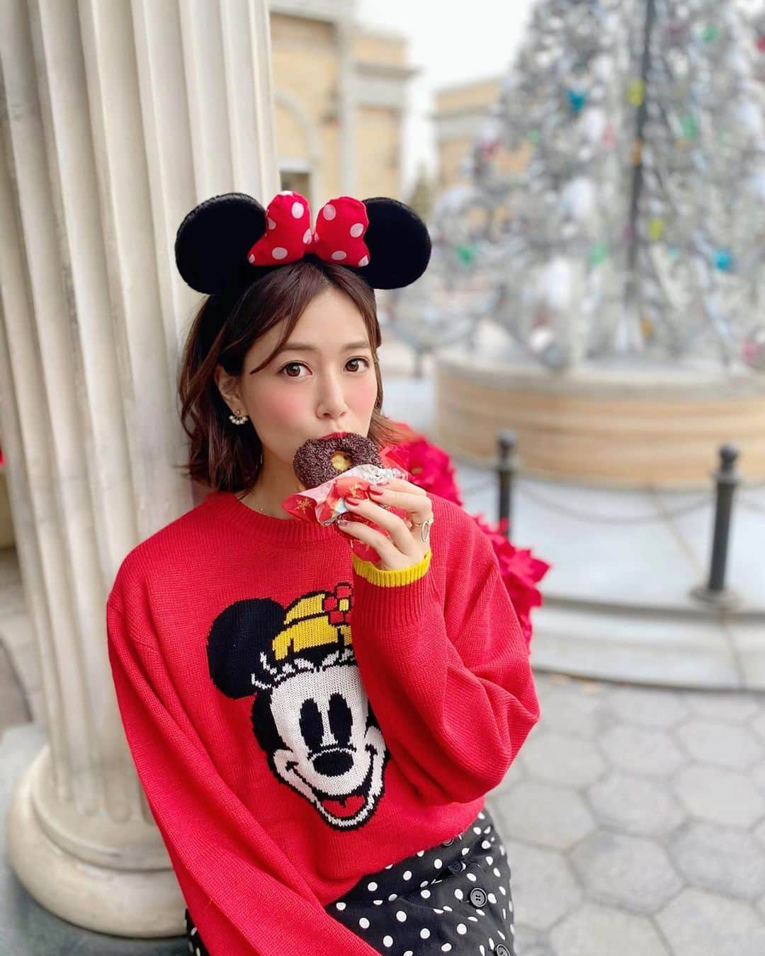 石井里奈さんのインスタグラム写真 - (石井里奈Instagram)「おはよん❤️ . 今朝はディズニークリスマス第2弾🎄🎀 . クリスマス限定メニューのカスタードドーナッツを🍩❤️✨20分位並んでGet！ . 見た目も可愛くてめっちゃ美味しかったよ☺️☺️💕あと写真ないけど、ポップコーンのガーリックシュリンプも美味しかった😍 . 今日は家族4人で夜ご飯を食べる予定❤️ familyday👨‍👩‍👧‍👦♪ . とっても楽しみです🧸🎀✨ . 今日も素敵な一日を🎄✨ . #tokyodisneyland #disneyland #disney #tdl #tds #東京ディズニーランド #東京ディズニーリゾート #ディズニーランド #ディズニー #ディズニーコーデ #ミニーコーデ #ミニー #ミニーマウス #minniemouse #minnie #クリスマス #ディズニークリスマス #ファッション #コーデ #ダッフィー #ダッフィーグッズ #disneychristmas #ディズニークリスマス2019 #christmas #xmas #りなまるグルメ #ドーナツ #donuts #ドーナッツ #ディズニーグルメ」11月10日 9時38分 - ri7tin1025