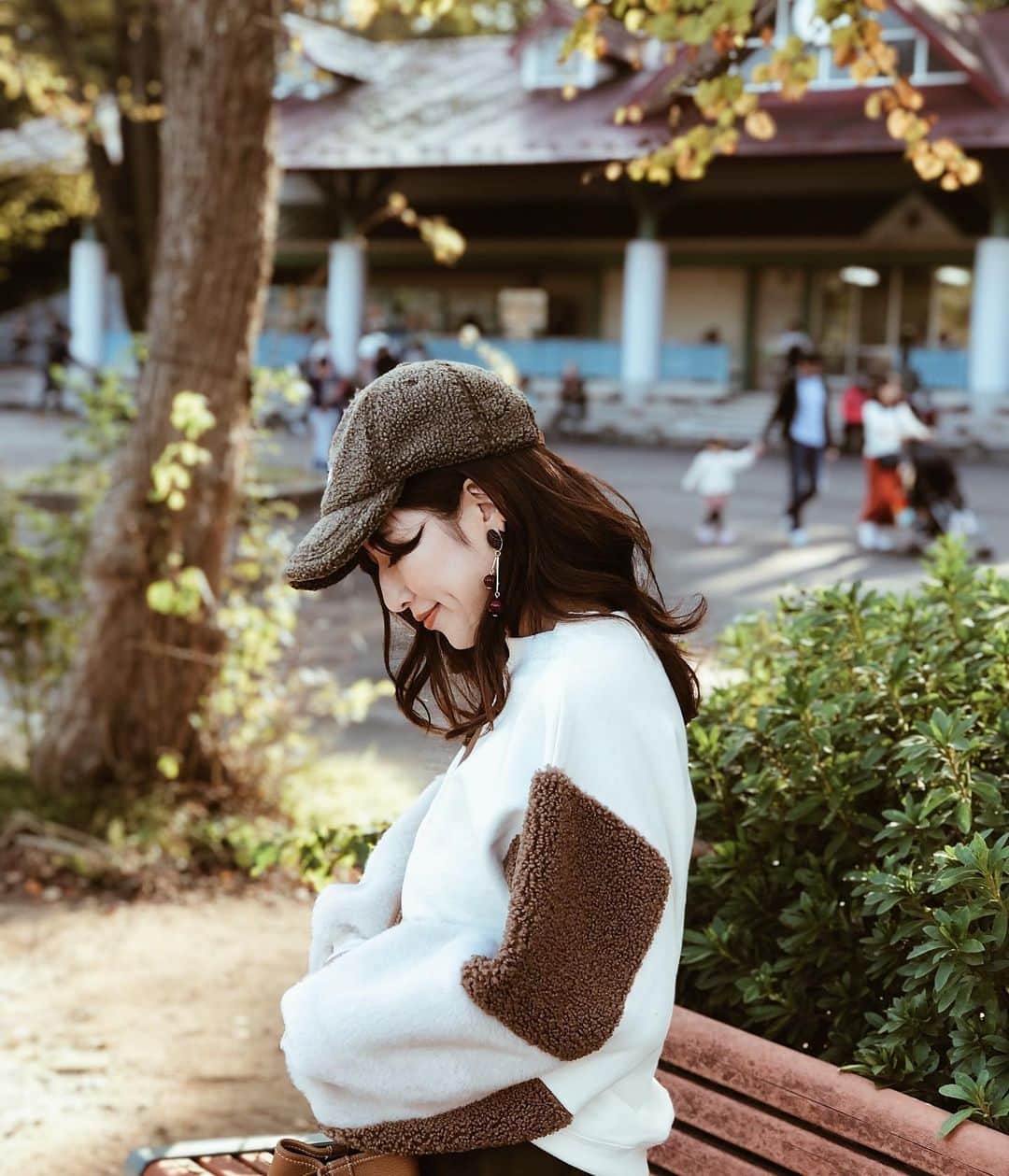 のインスタグラム：「昨日の投稿で被っていたもこもこキャップは　@14plusjp  ピアスは　@paulownia.k ・ ピアスのモチーフはぶどう🍇なんだって✨ チェックもめちゃくちゃ可愛い😍💜 ・ 冬の白ニットコーデにしたいなぁって追加したよ😊 ・ ・ #カジュアルコーデ#ピアス#アクセサリー#accesary#ハンドメイドアクセサリー #ハンドメイドピアス #ママコーデ#きれいめカジュアル#大人カジュアル#公園コーデ#大人カジュアルコーデ#30代ファッション #locari#mineby3mootd」