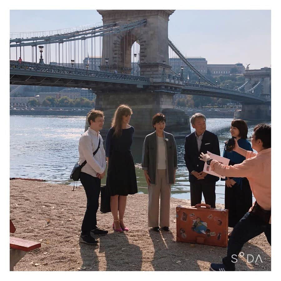 中山忍さんのインスタグラム写真 - (中山忍Instagram)「ハンガリーの思い出🇭🇺 。  ゆりちゃんとアッティ元気かな？ ハンガリーのレモネード🍋もう一度飲みたい  今夜です✨ 11月10日(日)16時〜OA #池上彰の現代史を歩く　#テレビ東京 #ハンガリー動乱　#鎖橋 #池上彰 さん　#相内優香 アナ」11月10日 9時43分 - _shinobu_nakayama_