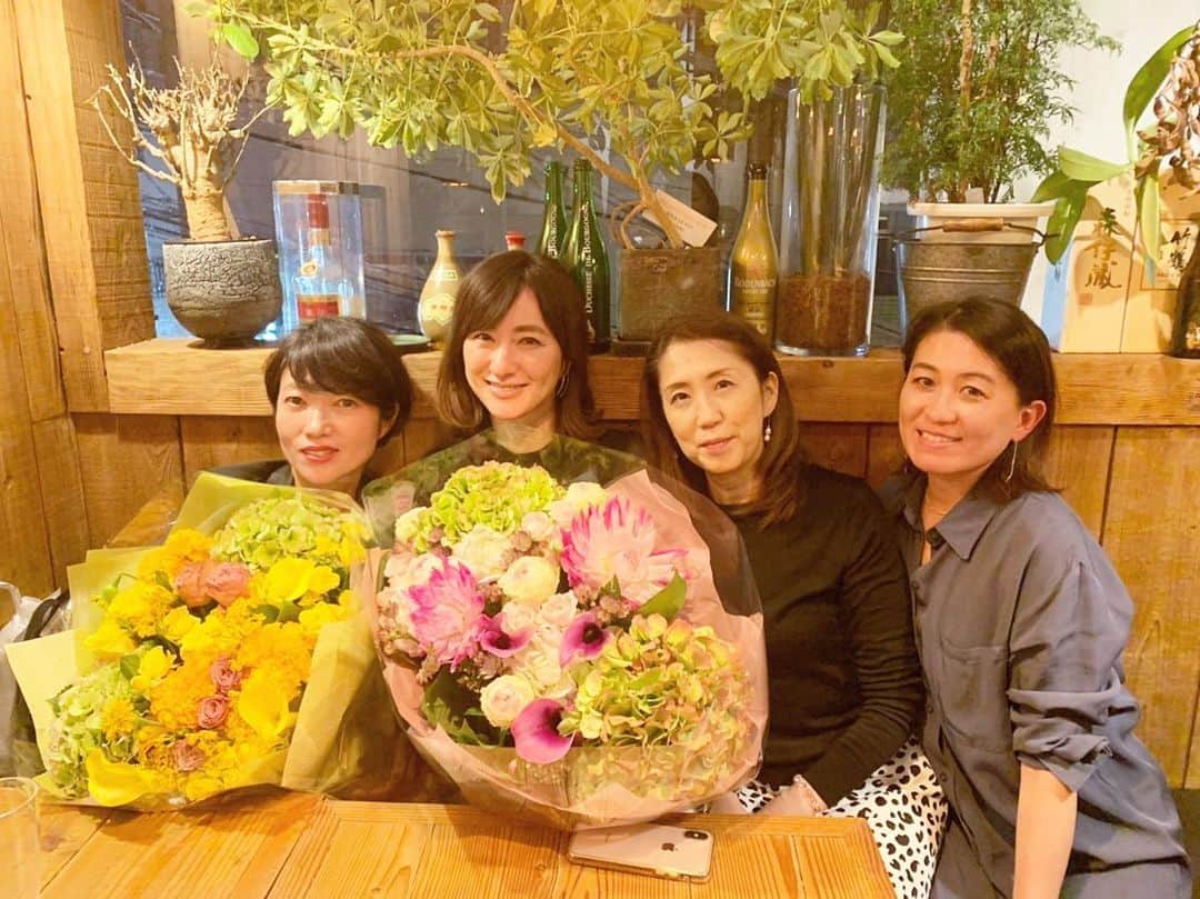 前田ゆかのインスタグラム：「誕生月が同じ ＊ @miyokoohashi みよりんと一緒に @yumi_usagi 祐美さん @mamimami0313 まみちゃんに すこし早めにお祝いしていただきました🥂 ＊ ＊ それぞれのイメージに合わせて サプライズ感溢れる可憐なギフトに喜びが駆けめぐり💐✨✨ * 初✨毛沢東スペアリブのジワジワくるおいしさの余韻に浸った日。 スタートから前菜だけでこの 満足度、 実に盛りだくさん！  それも 美味しいーーー全てが！ ✨毛沢東スペアリブ✨は豪快に揚げて辛めのスパイスを上から見えないくらいダイナミックにかけてある名物の一品。 辛いけど旨味とジューシーさがジワジワ…お腹いっぱい。  人気店だけに予約が取り難いところ セッティングしてくださり  ありがとうございました🥂  笑いに満ちた楽しいおしゃべり✨ ＊ 感謝と笑い合える楽しいひと時を、 これからも大切に年を重ねていきたいと改めて感じました。  #birthdays  #誕生月 #遊猿 #毛沢東スペアリブ」
