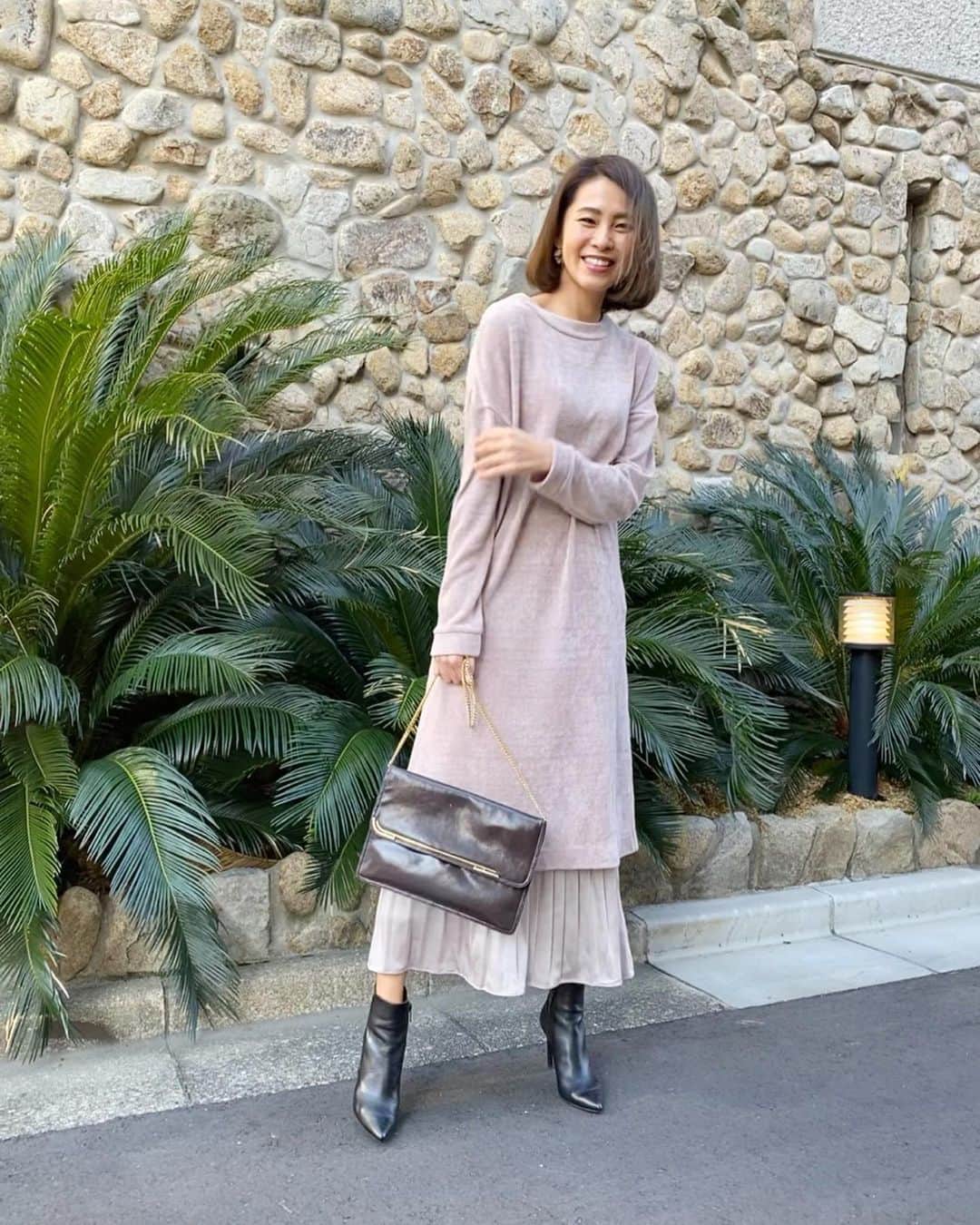 坂元美香さんのインスタグラム写真 - (坂元美香Instagram)「#DOZE_style . モールワンピースのベージュの下に プリーツミモレスカートのベージュ。 両方ともDOZEの新作です😆 . 個人的にベージュ×ベージュな 大人なヌーディーコーデ好き。 . このスカートはプリーツが可愛いの💕 モールワンピはベロアのような質感で サイドには深くスリットが入ってるので 歩きやすいです。 下をデニムと合わせると大人カジュアルに。 もちろんおうちでお洗濯OK🙆🏻‍♀️ . 4日ぶりの外気にテンション上がってます。 やっぱり元気が一番！ . . DOZE［ドーズ］は11月17日(日)の ファッションデーにてデビュー致します🎉 . 13:00〜14:00 DOZE by Mika Sakamoto 20:00〜21:00 FASHION RUNWAY LIVE . オンエアではVAL価格にて ご案内させていただきますので ぜひチェックしてみてくださいね！ . 放送は @qvc_japan アプリでも視聴できますので ぜひご覧いただけると嬉しいです😆 . @doze_style @qvc_japan  #ドーズ #DOZEbyMikaSakamoto #qvcジャパン #fashion #モールワンピース #ワンピース #スカート #プリーツミモレスカート #プリーツスカート #ミモレ丈スカート #ママコーデ #保護者会コーデ #きれいめコーデ #大人女子コーデ #女子会コーデ #お洒落になりたい #おしゃれさんと繋がりたい #30代ファッション #40代ファッション」11月10日 9時48分 - mika_saka