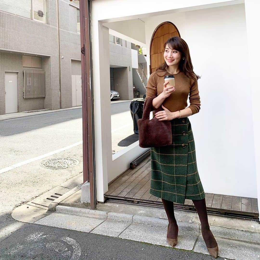 吉田美紀さんのインスタグラム写真 - (吉田美紀Instagram)「・ ・ 最高のお天気の週末☀️ いかがお過ごしですか？ ・ カラー展開豊富なチェックスカート。 美ライン&しっかり素材で¥4900で発売中♬ ・ ・ knit→#unitedarrows  skirt→#lialapg  bag→#liala pumps→#chembur ・ ・ #coordinate #outfit #ootd #look #style #fashion #wardrobe #instagood #instafashion #コーディネート#ファッション#ママコーディネート#ママファッション#ママコーデ#チェックスカート」11月10日 9時50分 - miki__yoshida