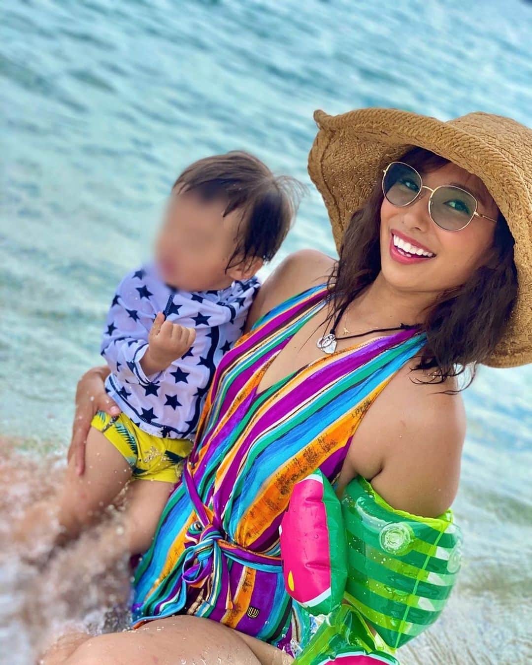 のインスタグラム：「座間味のビーチで サニ坊はしゃぎまくり🤣👏 すんごーく海喜んで入ってたよ✨ そんな息子の姿を 見れてママは幸せ〜❤️ @saori.kurosu カメラマン  ありがとう😚💕 #座間味島  #zamamiisland  #古座間味ビーチ  #沖縄旅行  #サニ坊とエママの旅  #エマゆん国内シリーズ  #1歳男の子  #海 #beach  #赤ちゃんのいる生活  #男の子ママ  #水着  #okinawa  #japan」
