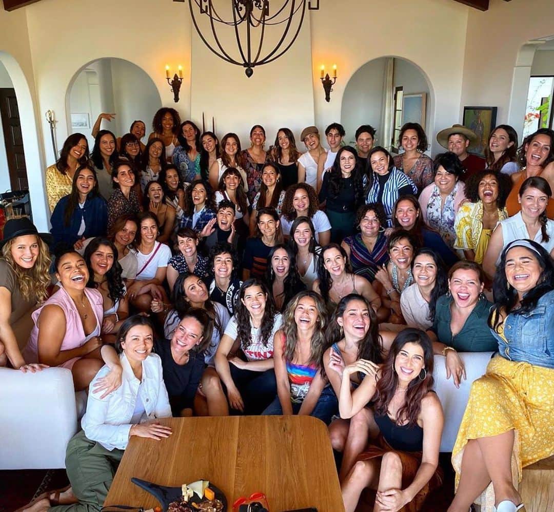アメリカ・フェレーラさんのインスタグラム写真 - (アメリカ・フェレーラInstagram)「Sooooo many fiercely talented and gorgeous Latinas in one room. Can you name them all? #fiercelylatina」11月10日 9時56分 - americaferrera