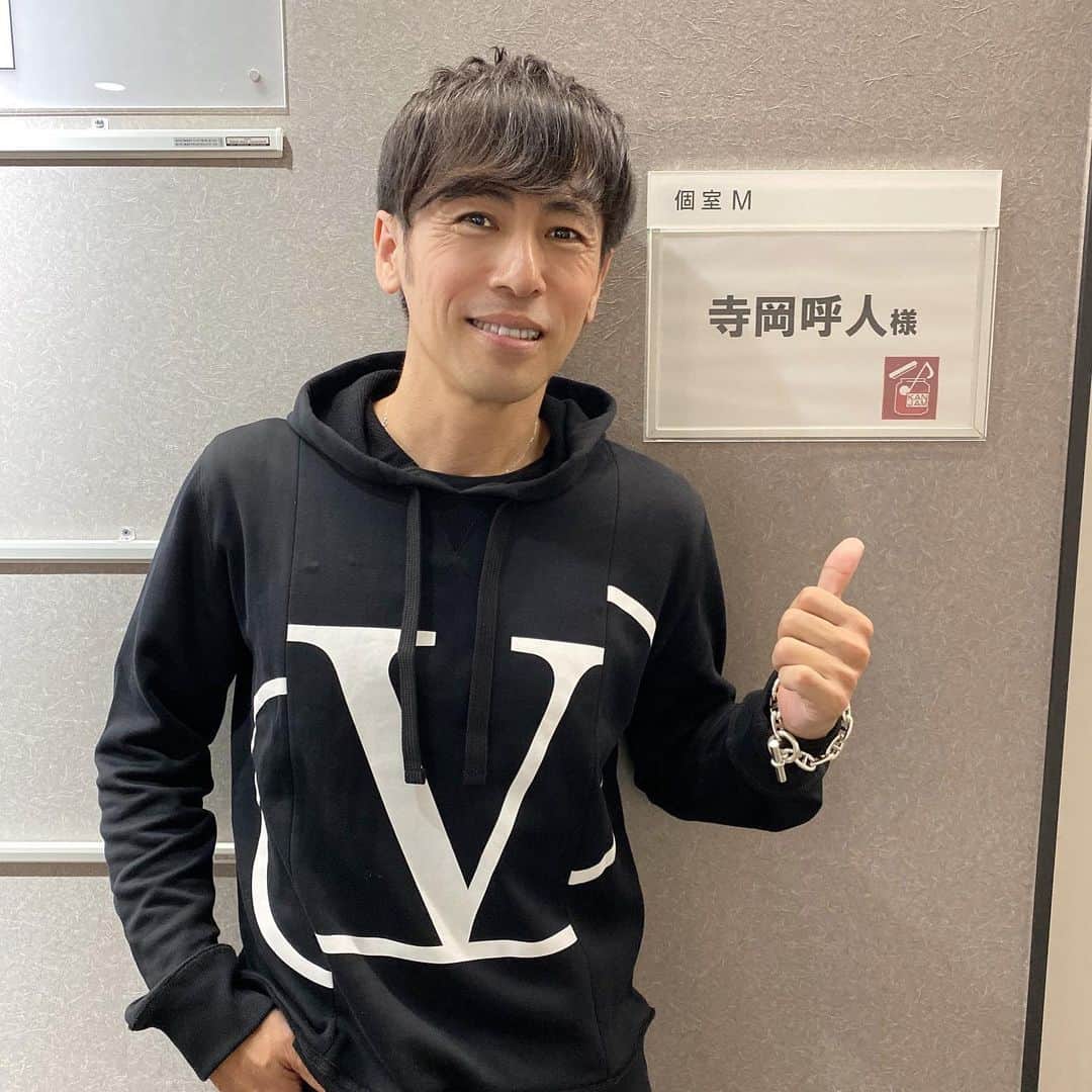 寺岡呼人のインスタグラム：「関ジャム本日放送です。﻿ ﻿ 2019年11月10日（日）よる11:26～﻿ ﻿ 今回の関ジャム 完全燃SHOWは…﻿ 視聴者からの音楽ギモンに答えます！教えて！関ジャム先生！﻿ ﻿ #関ジャム﻿ #寺岡呼人」