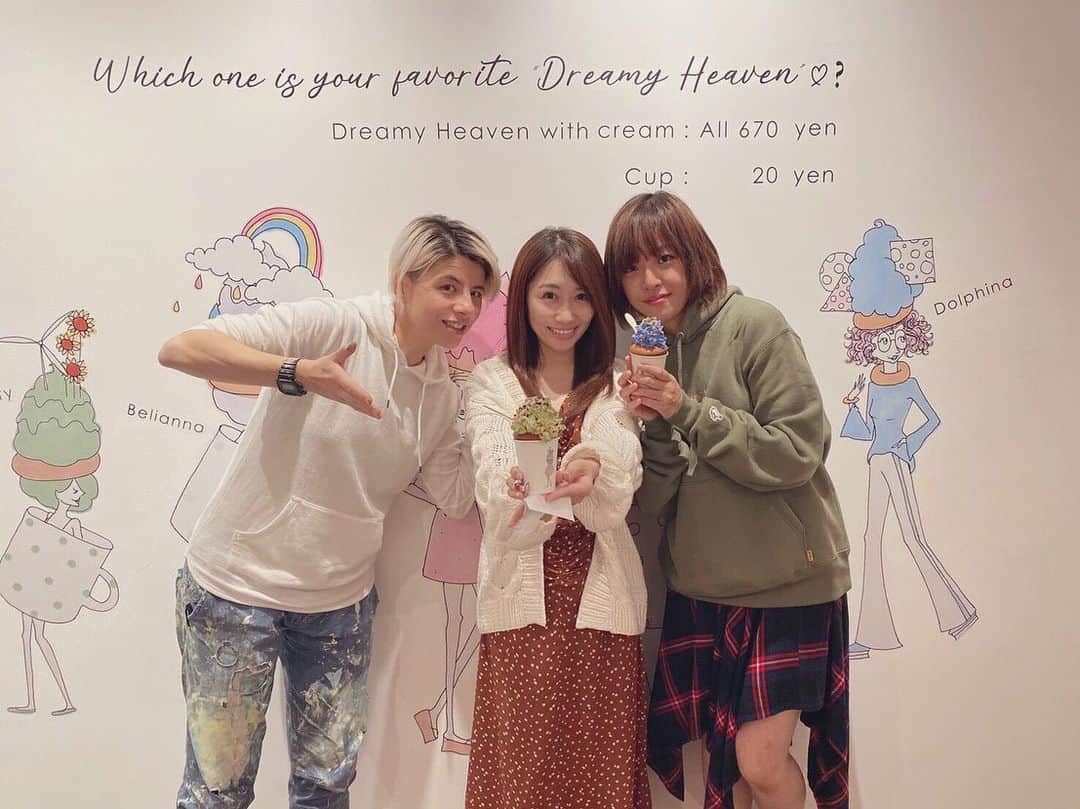 五十鈴ココのインスタグラム：「親友中村萌子こと もえぴぴ @nakamura.moeko  と久々の再会  出会いは5年前のミュージカル共演  お稽古帰りに、スペイン料理を一緒に食べに行ったのを 昨日の事の様に覚えてます  今までの色々写真を貼ってみたけれど、初共演の時の あたしのウィッグ、今の髪型と一緒だね笑  彼女は カラオケバトルで 100点満点をとって 何回も優勝したり  アンサンブルコノハという  コーラスグループのリーダーを務めたり  ミュージカルに大忙し。  彼女ほど 中身が漢な 女はなかなか 出会った事がない  いつも ありがとうぴぴ。」