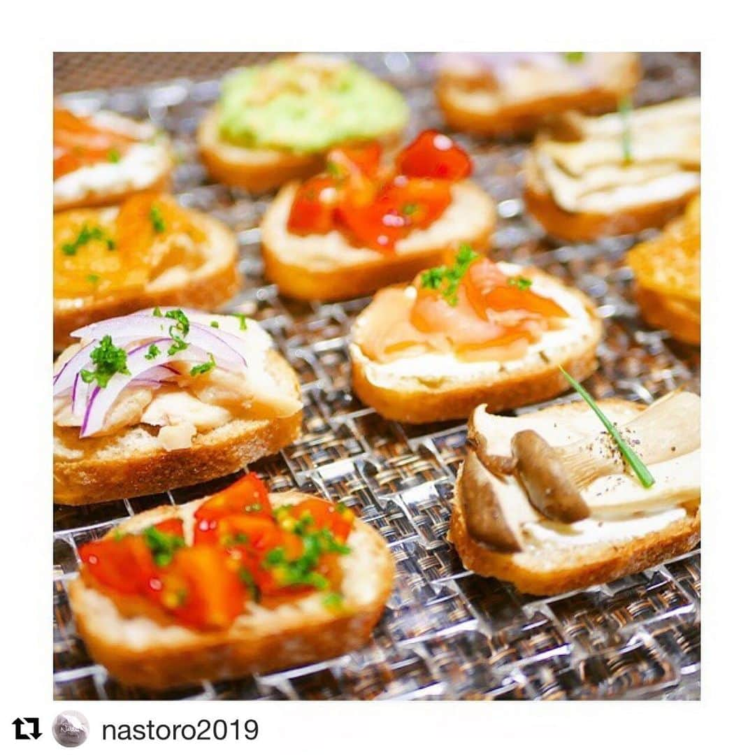 カーヴ 公式アカウントさんのインスタグラム写真 - (カーヴ 公式アカウントInstagram)「彩り豊かなブルスケッタ🥖🍾🥂 どれも美味しそうで迷っちゃいますね😋🍅🥑✨ . . . カーヴでフォローさせて頂いた方、または#おうちバル を付けて投稿すると、カーヴでシェアさせていただきます！ . . . #cave #cavewines . . #Repost @nastoro2019 with @get_repost ・・・ 定期的に食べたくなるブルスケッタ﻿ ﻿ 簡単に作れて、軽くつまめるのがお気に入りです🥖🍷✨﻿ ﻿ ﻿ ﻿ 🍷　✨　🍷　✨　🍷　✨　🍷﻿ ﻿ トマトのオリーブオイル和え﻿ 鶏ハムと紫玉葱のスライス﻿ パリパリチーズ﻿ スモークサーモン&クリームチーズ﻿ アボカドペースト﻿ エリンギブラックペッパー﻿ ﻿ ﻿ ﻿ #ブルスケッタ #家呑み #おうちバル #おうちカフェ #おうち居酒屋 #おうちごはん #おうち時間 #料理好きな人と繋がりたい #フランスパン #おつまみメニュー #ミラーレス一眼 #カメラ女子 #カメラ初心者」11月10日 10時13分 - cavewine