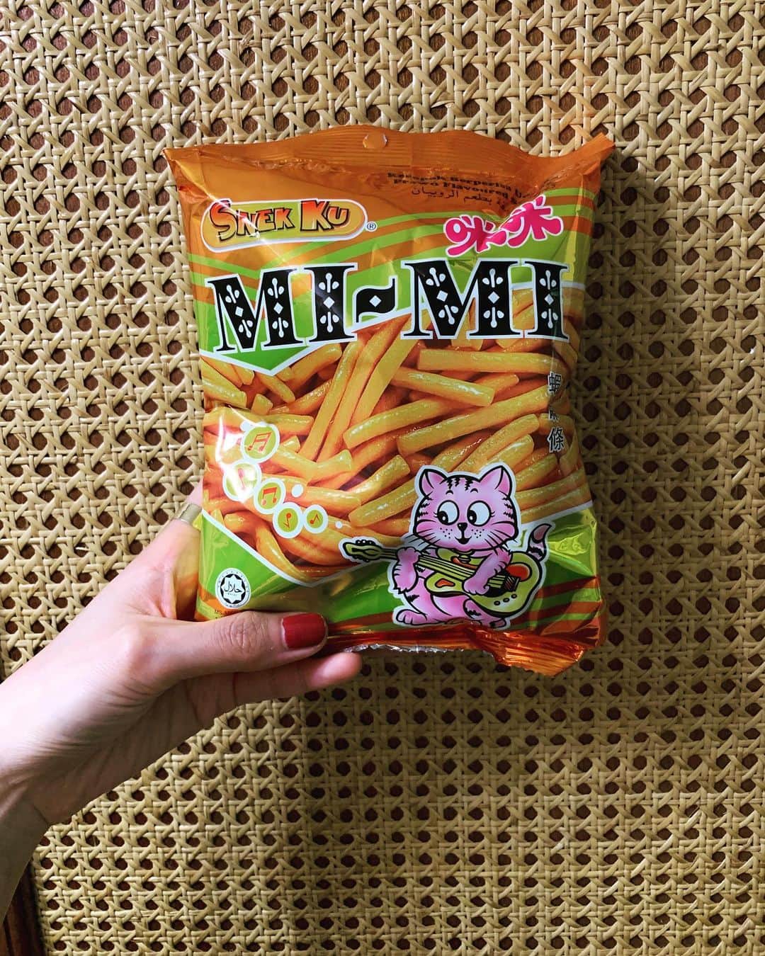 小谷実由さんのインスタグラム写真 - (小谷実由Instagram)「猫ジャケは即決で買う。マレーシアスナックミーミー #omiyuhuntingsome」11月10日 10時13分 - omiyuno