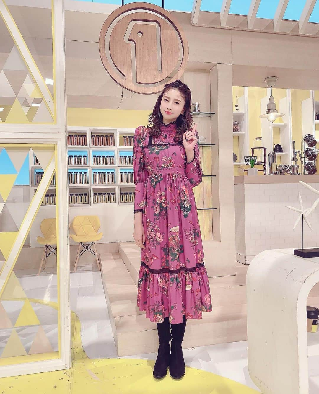 片瀬那奈のインスタグラム：「本日の#シューイチ　の衣装はワンピース#manoush ピアス#em です😄💕👗 良いお天気ですね☀️😆 素敵な日曜日をお過ごし下さい🥰❤️」