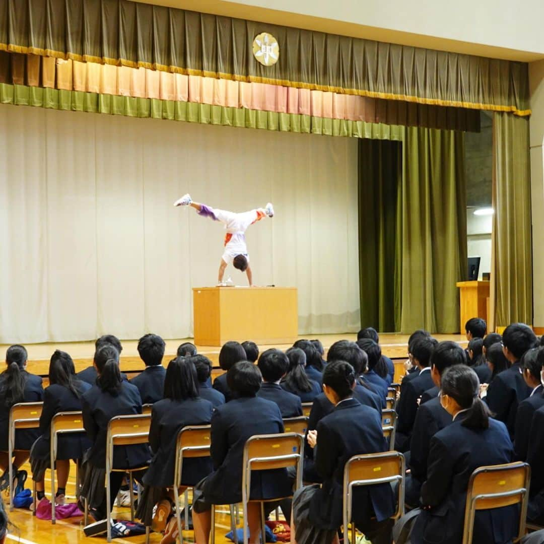 池谷幸雄さんのインスタグラム写真 - (池谷幸雄Instagram)「創立20周年記念で、稲城市立稲城第六中学校で講演させて頂きました。  2時間近くの長い講演でしたが、みんな一生懸命聞いてくれました。  稲城第六中学校の皆様、創立20周年おめでとうございます。  ありがとうございました。  #稲城市 #稲城第六中学校 #講演 #中学生 #創立20周年 #池谷幸雄」11月10日 10時22分 - yukio_iketani