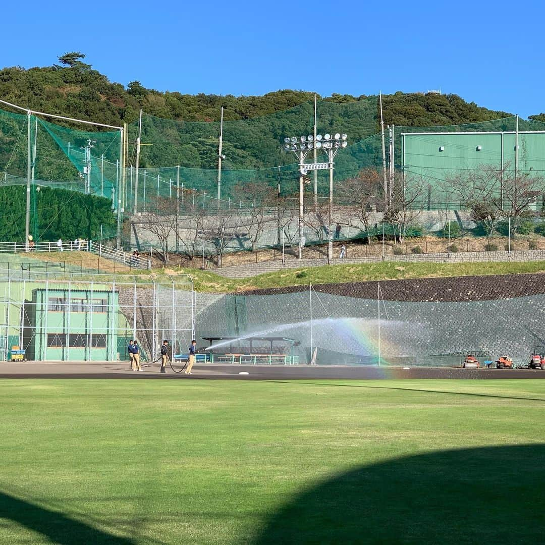 市川いずみさんのインスタグラム写真 - (市川いずみInstagram)「朝から綺麗な虹を見ることができました🌈 高知の広い海を見ると 自分がいる世界はとっても小さく 日頃の悩みはちっぽけだなぁ なんて毎回思うのです  結果を残さないと明日はないかもしれない  厳しい世界でたたかっている選手達には 頭が上がりません  選手・スタッフ・高知の方々・記者の皆さん  改めて周りの方に恵まれているなぁと感じたキャンプでした  私めっちゃ運がいいわ🤣  もう少し取材して帰阪しまーす！  #阪神タイガース #秋季キャンプ #安芸キャンプ #阪神園芸 #rainbow #高知県 #安芸 #bbp1179 #プロ野球選手 #加工なし#スポニチ」11月10日 10時23分 - izumichikawa