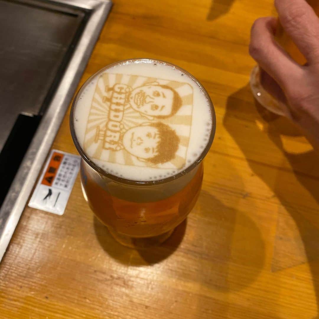 ノブ さんのインスタグラム写真 - (ノブ Instagram)「生ビールでこんなん出来るんね。 ありがとうございます。 隣のETみたいな手は天津木村君のです。」11月10日 10時24分 - noboomanzaishi