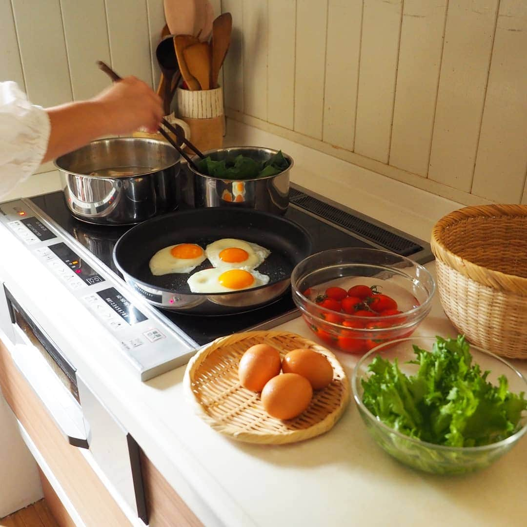 ゆうこさんのインスタグラム写真 - (ゆうこInstagram)「今日の朝ごはん。  目玉焼き、ウインナー、ベーコン、お味噌汁、ほうれん草のお浸し、柿。  料理してると「ほんちゃんもしたい！」とお手伝いしてくれた娘。  大きくなったら 「レストランのシェフになりたい。」と言っていましたが、 最近は「優しいお母さんもいいな。」と言っています😌 夢が叶うといいな✨  そして、今回、 macaroni×ティファールさんのコラボ企画に参加させていただいています。  つかわせてもらったのは、 インジニオ・ネオシリーズのフライパンと鍋。  取っ手が取れるので 隣の鍋やフライパンとぶつからず、はじめて３口のコンロが同時につかえました✨  忙しい朝の時間など、３つ同時に調理できるのはとても嬉しいです😊  #ティファール #取っ手のとれるティファール #マカロニメイト #ad #朝ごはん  #暮らし #キッチン」11月10日 10時32分 - slow.life.works