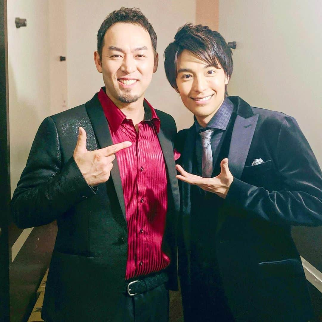 福井晶一さんのインスタグラム写真 - (福井晶一Instagram)「そして夜のゲストは海宝直人氏✨  ちょうど１年前の11月10日がジャージー・ボーイズ再演のチームホワイトの大千秋楽でした。 そんなこともありトークは自然とジャージー・ボーイズツアーの想い出話しに…  本当に素晴らしいツアーだった。 あの日々は今でも大切な宝物です！  曲は「my eyes adored you」からの直人登場で「君の瞳に恋してる」を二人でデュエット🎶  直人のソロはディズニー映画ヘラクレスの「Go the Distance」  そして直人からのリクエストでシークレット・ガーデンの「Lily`s Eyes」を再びデュエット🎤  声の艶といい、歌の上手さといい、直人はどこまで進化するんだろう！  昨日、家に帰ると遂に「ジャージー・ボーイズ」のCDが届いてました。 最初はワクワクしながら聞いてたんだけどDawn(Go Away)くらいから何故かこみ上げてくるものが…気付いたら涙が💧 改めて素晴らしい日々だったなぁ！  そんな夜のオリジナルカクテルはジャージー・ボーイズからとって「Oh,What A Night」  12月開幕の「ロカビリー☆ジャック」来年には「アナスタシア」「ミス・サイゴン」のクリス役と益々、海宝直人の活躍から目が離せない。  そして明日はジャージー・ボーイズCDのお配り会です！ 久しぶりにチームホワイトのアッキーとガウチにも会える😆 シアタークリエで皆様をお待ちしています！  #福井晶一premiumbirthdaylive2019  #epluslivingroomcafeanddining  #ジャージーボーイズ #チームホワイト #海宝直人 #福井晶一」11月10日 10時35分 - shoichi.fukui