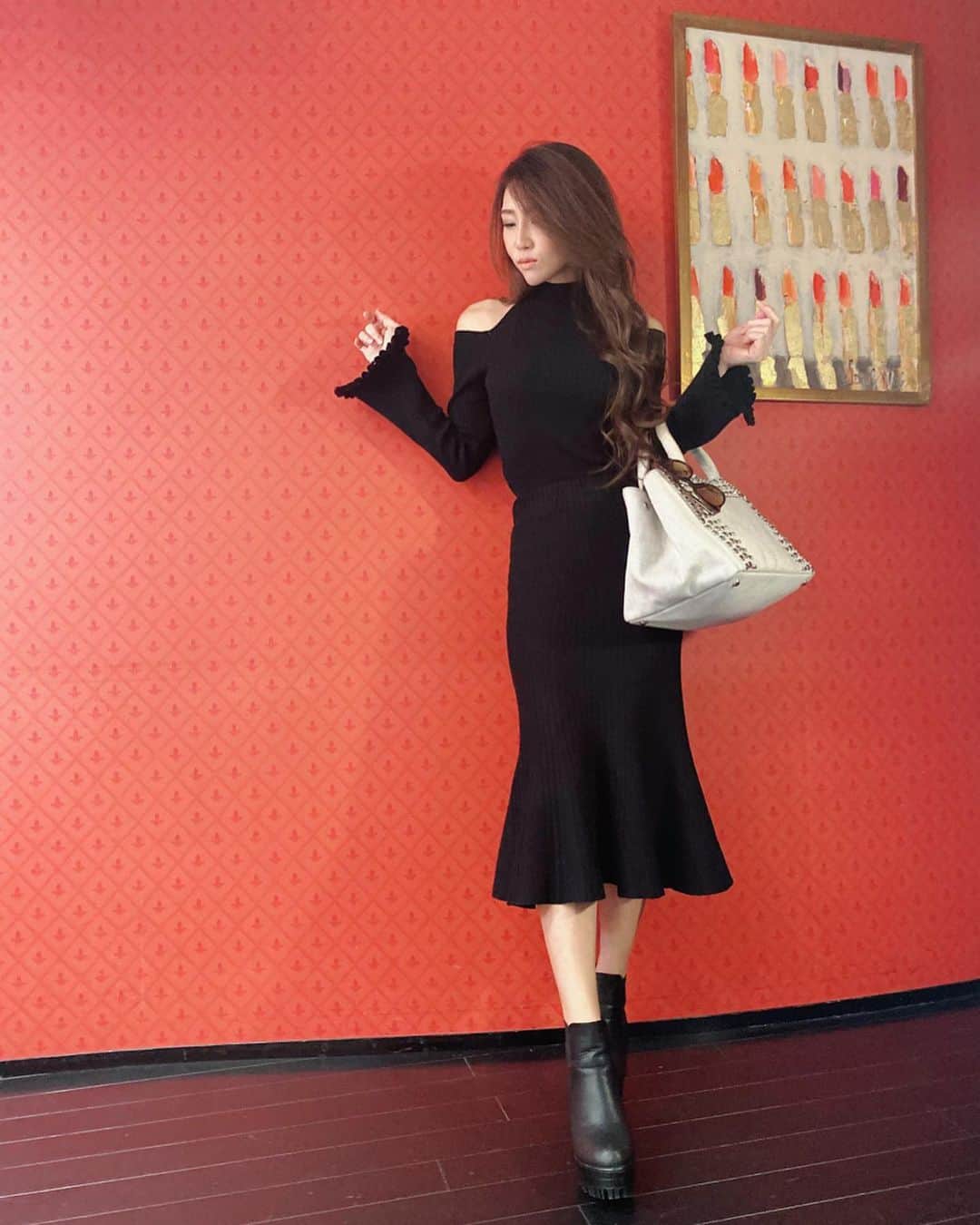 のインスタグラム：「. . DMたくさんきてたこの洋服は @7things.official のでセットアップではなくて 上下別なんだけど同じ黒だからセットアップみたく 着ちゃったの💗 . トップスは腕まわり広がってて可愛いし 肩もあいてるデザインでセクシー＋可愛い😍 スカートはマーメイドだからお洒落に着れる👗❤️ すっごい私のタイプなお洋服😘💗💗 . . #ママコーデ #ママコーディネート #ママでもお洒落  #ママでも綺麗に #お洒落なママ #シングルマザー  #シンママ #シンママライフ #ママさんと繋がりたい  #女の子ママ #アラフォーコーデ #アラフォーママ #momfashion #momlife #fashion #ootd #outfit #prada #tiffanyandco #chanel #패션 #아웃핏 #메이크업 #오오티디」