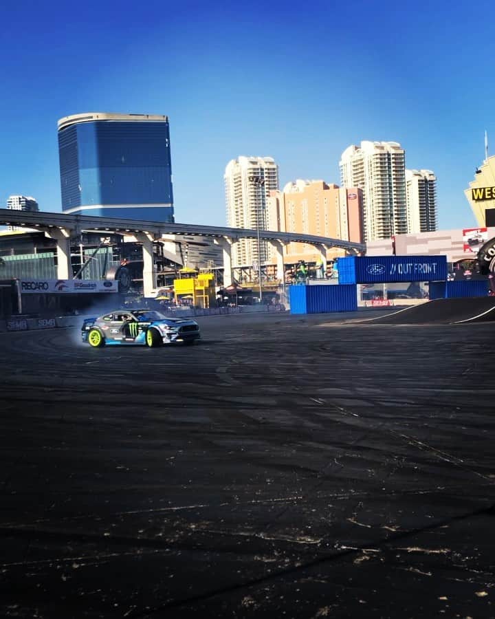 のインスタグラム：「And just like that, another SEMA Show is in the books. Thanks so much to our fans, old and new, for taking time to connect with us. And to @heathpinter, @therealoldschoolalex, and @kustomsinc - you guys are true craftsmen and helped make #sema19 great 🙌🙌🙌」