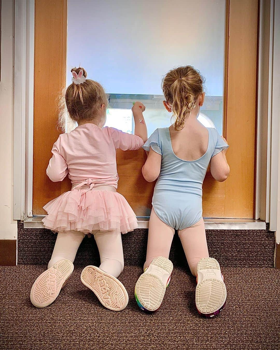 エミリー・デ・レイヴィンさんのインスタグラム写真 - (エミリー・デ・レイヴィンInstagram)「These 2... checking out the class after theirs today. #balletbuddies #threeandahalf 💕 @mollybaker2」11月10日 10時55分 - emiliede_ravin