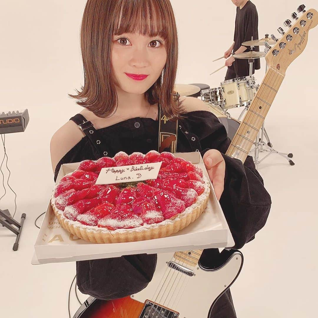 Luna.（ルナ）さんのインスタグラム写真 - (Luna.（ルナ）Instagram)「このMV撮影の日が誕生日だったのです🎂  #ラブファイナルコール！ #ラブコー #MVみてねっ #❤⚠️」11月10日 10時53分 - luna.singuitar