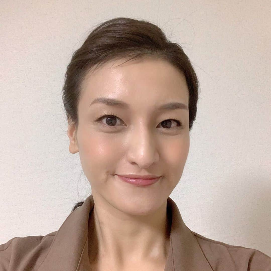 瑞羽奏都（水谷美月）さんのインスタグラム写真 - (瑞羽奏都（水谷美月）Instagram)「昨日の『BOAT RACE TIME』の髪型です✨﻿ いつも綺麗目系に仕上げて下さるヘアメイクさんでした🎶 ﻿ コテで全体的にウェーブをつけて、片側を編み込みというか…これは何込み？ そして、反対側も後ろで合流ですが… ごめんなさい🙇‍♀️その後は、全然分かんないです(笑) 毎回とても芸術的な作品ですが、全然分かんない😭 なので、頭の中から出て来たピンとゴムをご紹介するのでこちらで分かる方は解明してみて下さい😅 ﻿  #水谷美月 #瑞羽奏都  #ボートレース #ボートレースタイム ﻿ #boatrace #boatracetime ﻿ #jlc #レジャーチャンネル ﻿ #スカパー #cs﻿ #ヘアアレンジ﻿」11月10日 10時53分 - mizuki.m_mizuha