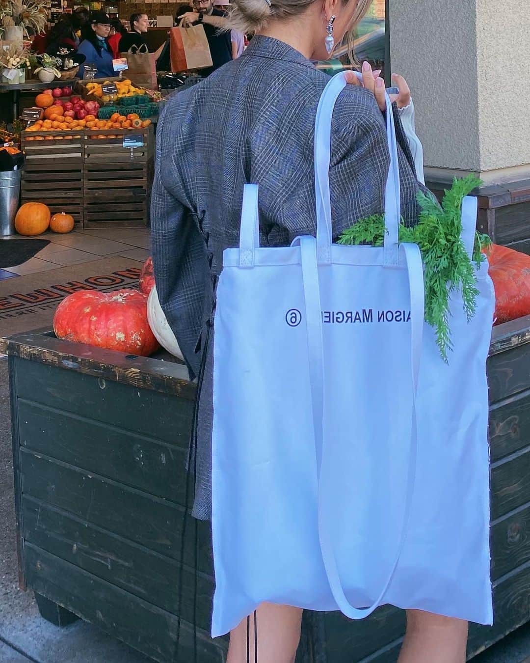 ローラさんのインスタグラム写真 - (ローラInstagram)「I try to make it a habit to bring my favorite eco bag when I go grocery shopping💕🌏スーパーにいくときはなるべくエコバックをもっていく習慣をつけるようにしているよ〜！　きょうはモカとアキのごはん😊🐶🐾」11月10日 10時57分 - rolaofficial