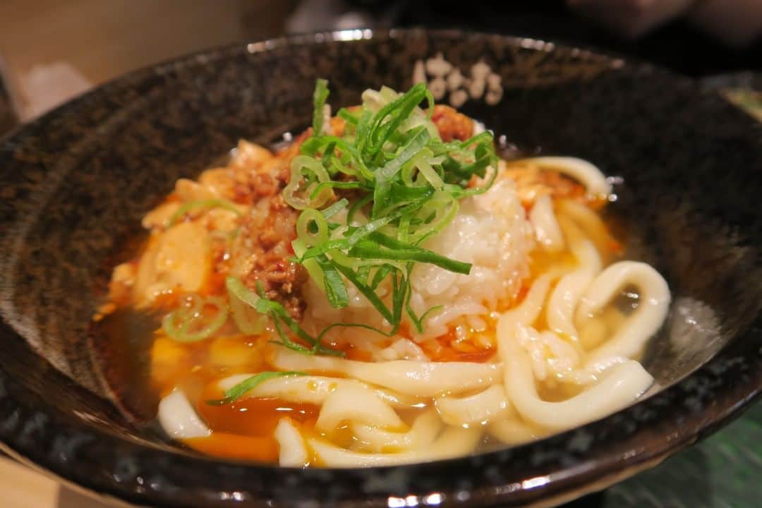 はなまるうどんのインスタグラム：「\ 💖糖質ON!! #麻婆丼うどん 発売💖 /  ごはんも食べたい・・・、しかしおうどんも食べたい・・・。 と願うお客様へ向けて販売中😗⭐ ボリュームがたっぷりあるから、「小」サイズでお腹いっぱいになりました😉✨ #はなまるうどん #はなまる #hanamaruudon #hanamaru」