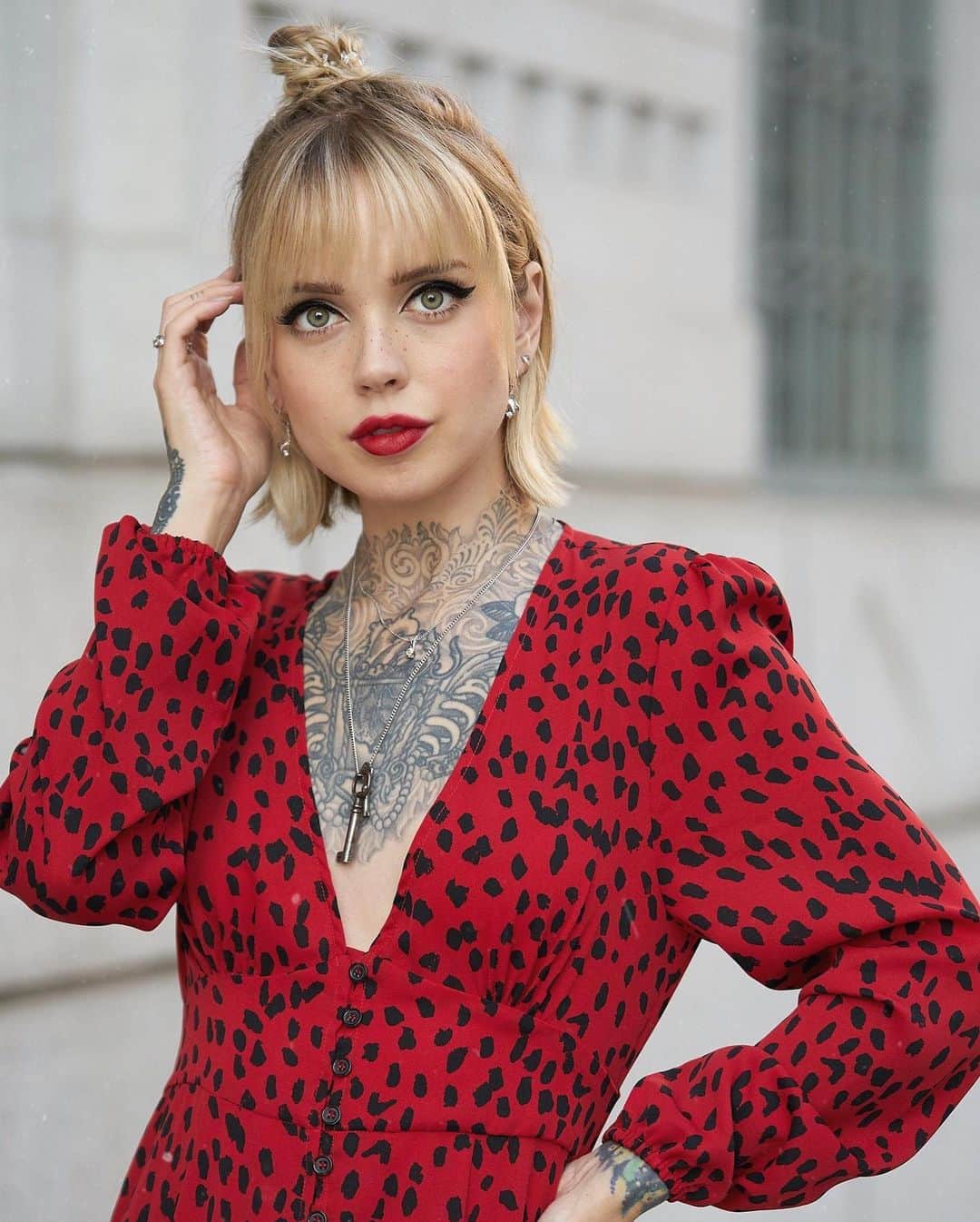 サラ・Xのインスタグラム：「Ok now I *REALLY* can’t pick a favorite, so be sure to swipe ⬅️ and tell me yours. Whenever I feel uninspired, a red lip with big wing gives me instant sass AND I can’t stop doing this hand-on-the-hip pose.  Eyes: @hauslabs EYE-LIE-NER  Lips: @emcosmetics Infinite Lip Cloud in Red Divine  #downtownla #lastyle」